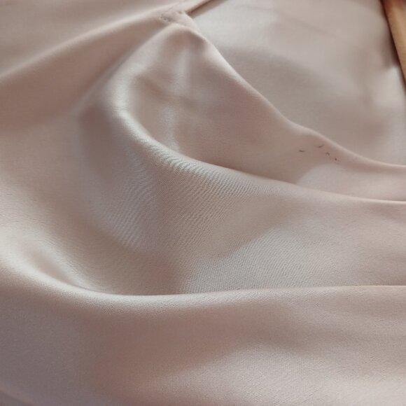 ST. JOHN Champagne Satin V Neck Pleated Flowy Sleeveless Top Blouse - Picture 7 of 7